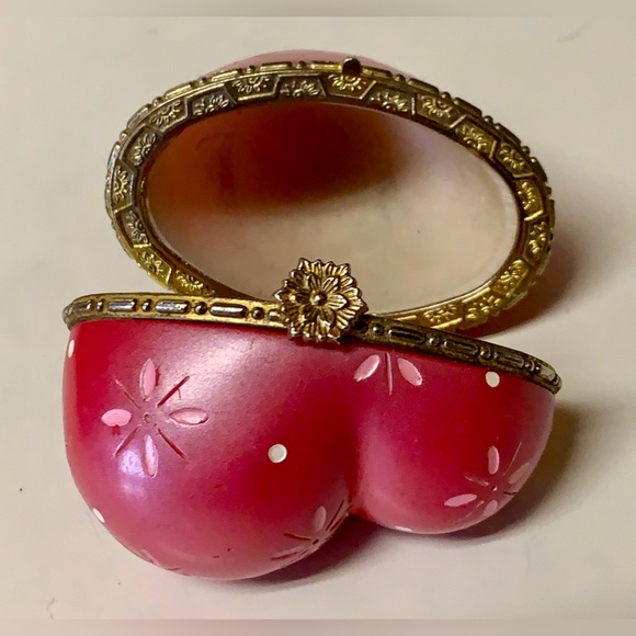 Vintage Bronze Trim Clasp Porcelain Figural Love Heart Trinket Box Antique - Picture 9 of 16